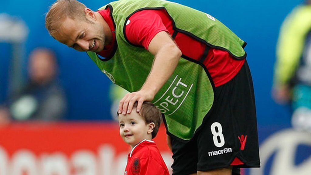 Los hijos de los jugadores saltaron al campo al finalizar el partido