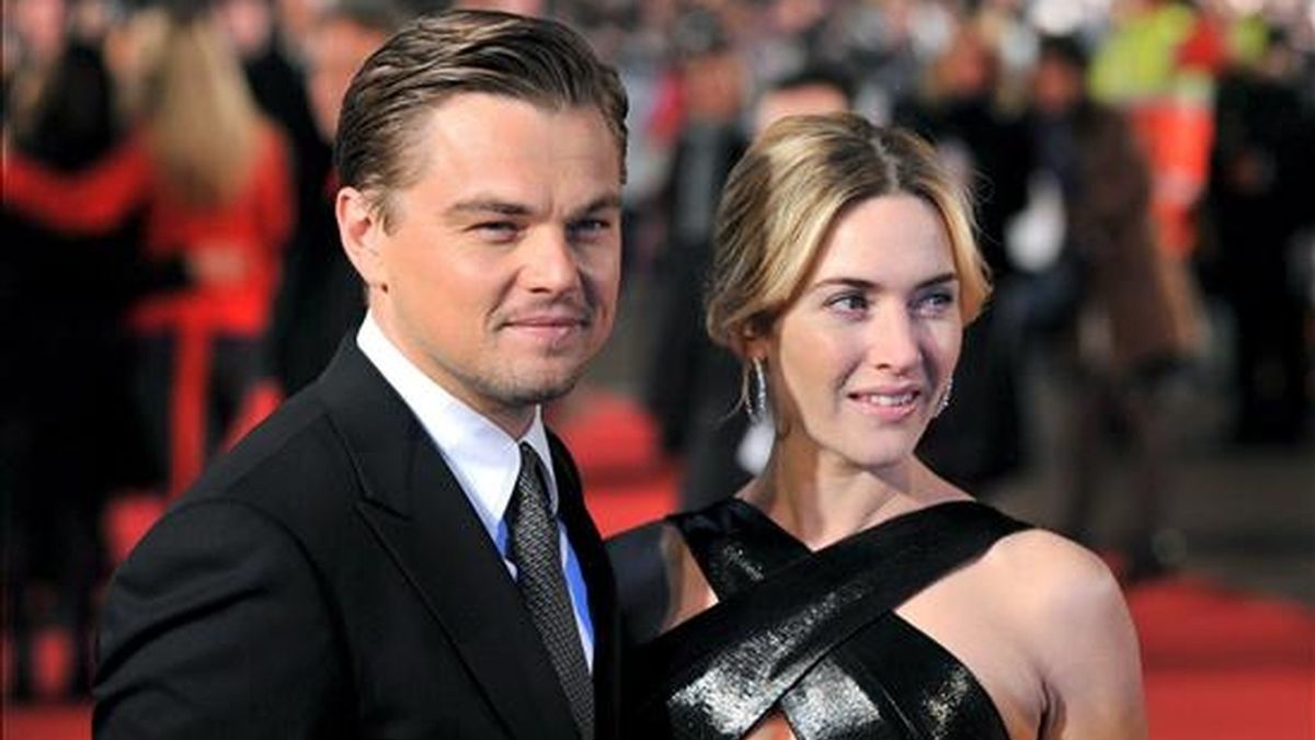 La actriz británica Kate Winslet (d) y el actor estadounidense Leonardo Di Caprio, protagonistas de "Titanic"