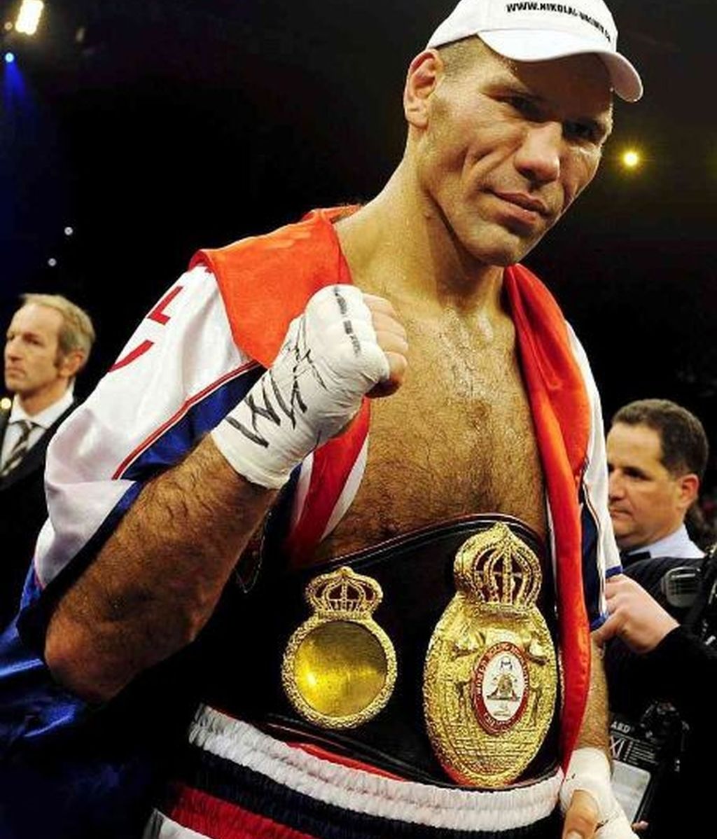 Nikolai Valuev retiene el título de los pesos pesados