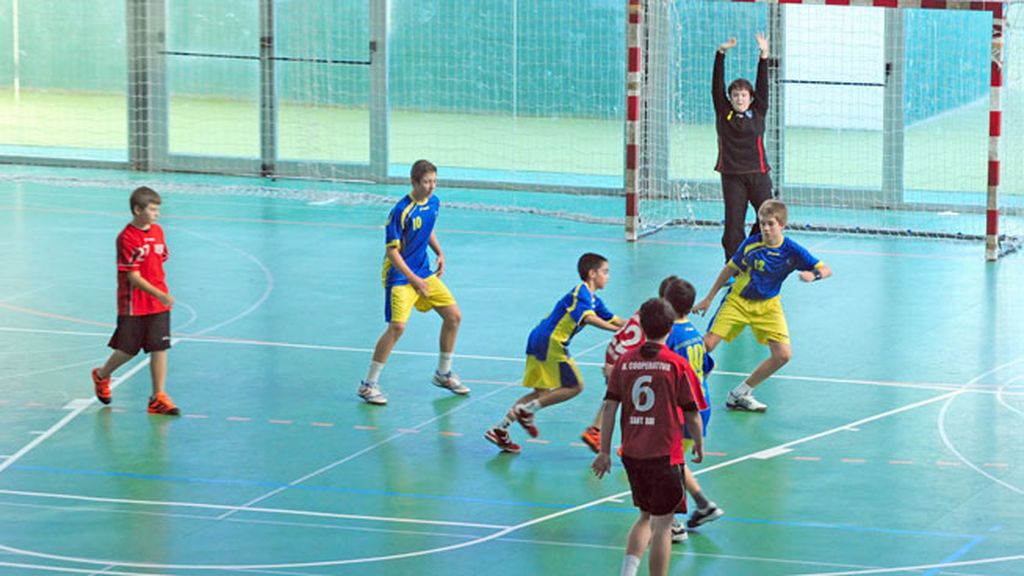 El joven juega en el equipo infantil Handbol Esplugues