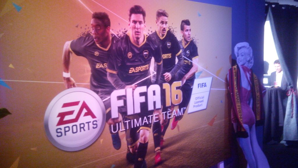 Dos salones con consolas, un bar, el primer FIFA...