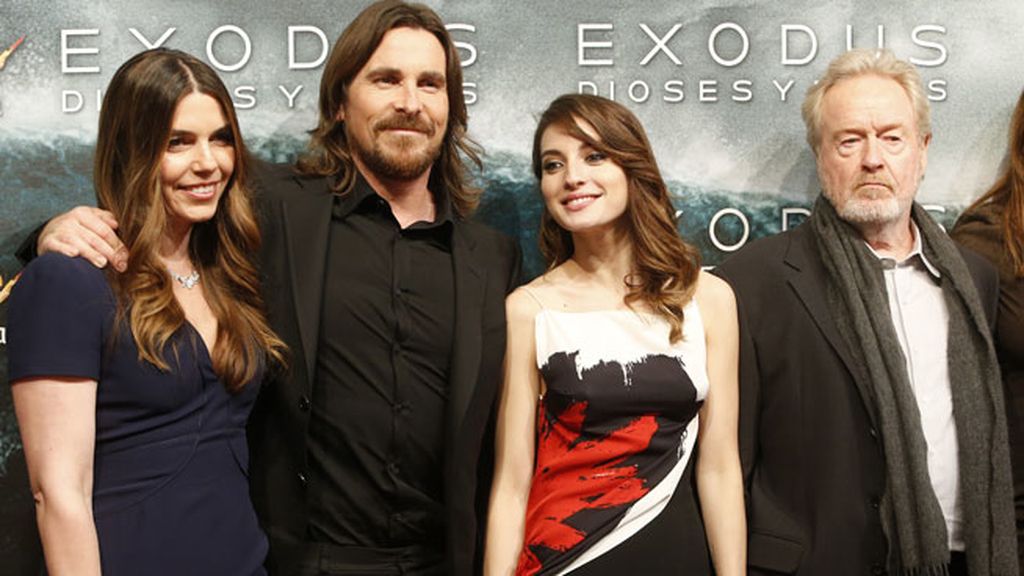 María Valverde con Christian Bale y Ridley Scott