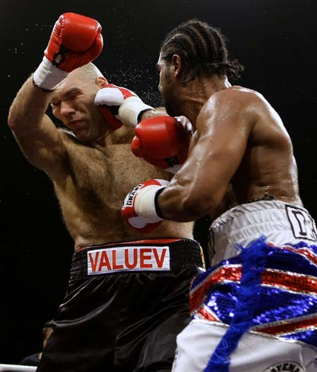 Valuev se tambalea y parece perder el paso