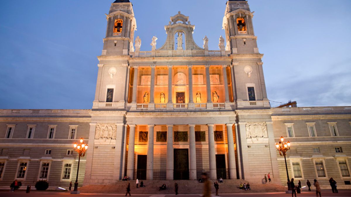 La Catedral de la Almudena acogerá el funeral de Estado de Adolfo Suárez