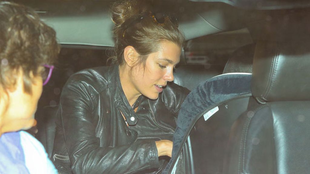 Carlota de Mónaco protegió a Raphaël con un gorro para que no fuese fotografiado