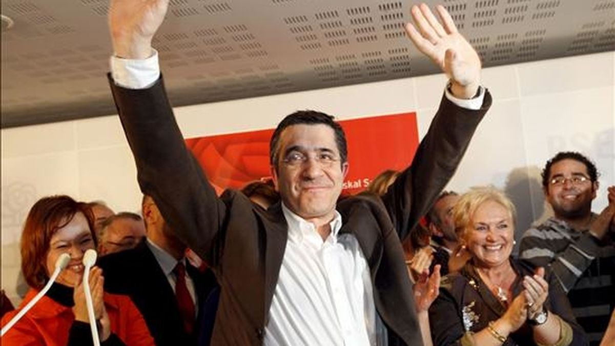 El candidato socialista a lehendakari, Patxi López, durante su comparecencia ante los medios tras concer el escrutinio de las elecciones autonómicas en el Pais Vasco EFE