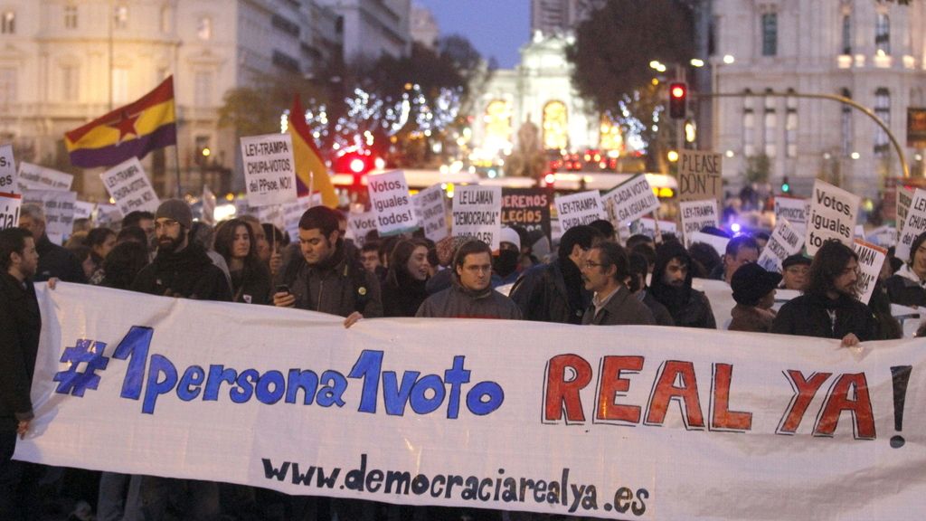 Cientos de personas se manifiestan entre Cibeles y Sol para pedir un "sistema electoral justo y proporcional"