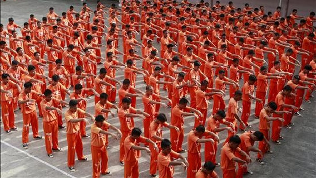 Los presos de un penal en la isla filipina de Cebú bailan hoy al unísono los pasos de "Thriller" en homenaje al "rey del pop", Michael Jackson, una actuación que les hizo conocidos en el mundo al aparecer en la página de "Youtube", en el centro de Filipinas. EFE