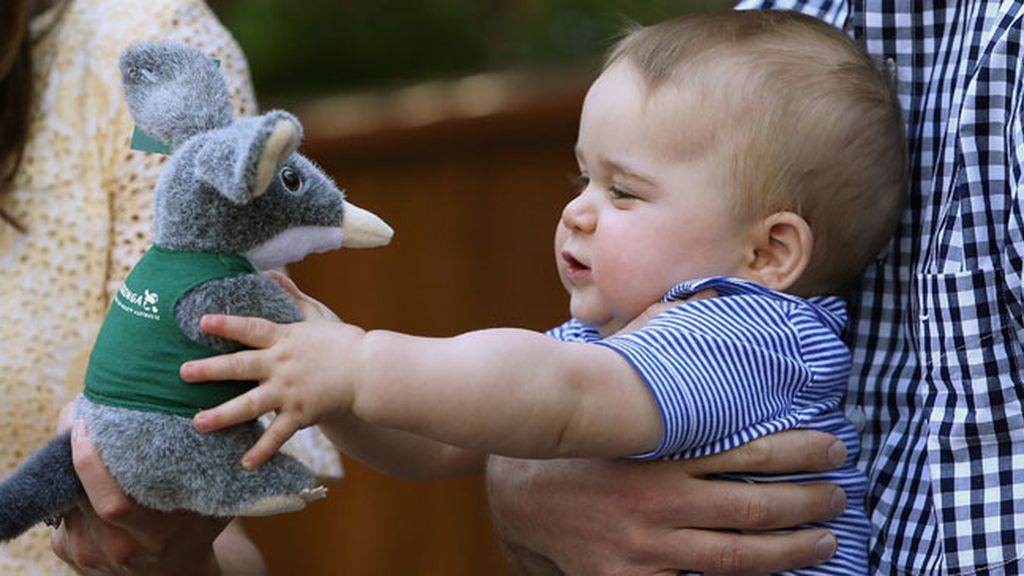 El príncipe George se divierte en el zoo