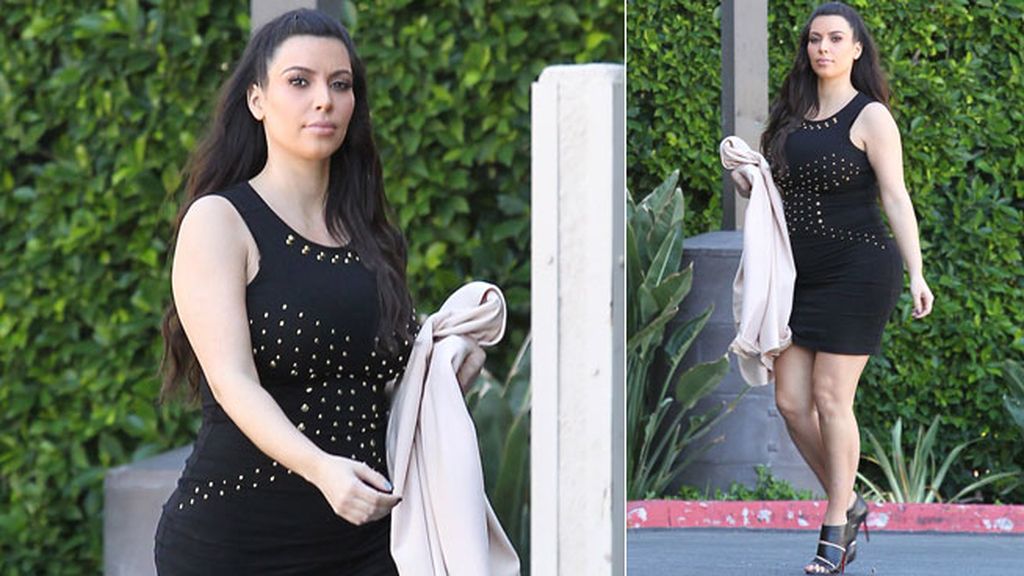 Kim Kardashian con vestido negro ceñido