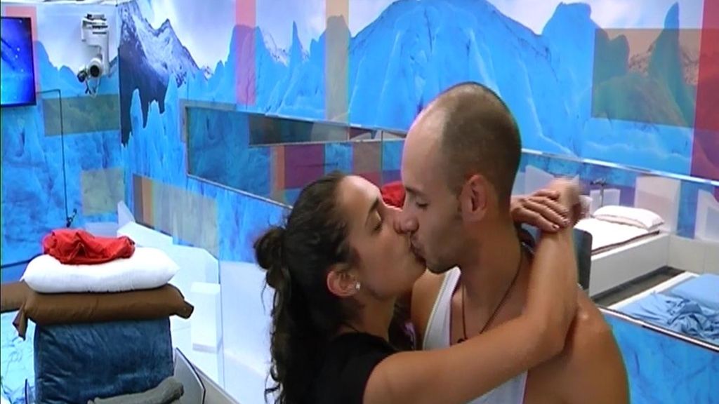 El primer beso entre Omar y Lucía en la casa de 'Gran Hermano 15'