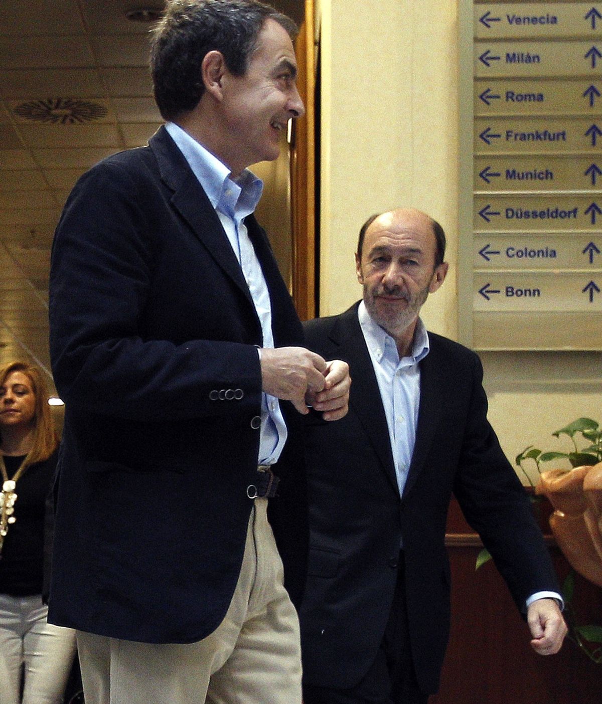 El presidente de Gobierno, José Luis Rodríguez Zapatero (i), y el candidato socialista en las elecciones generales, Alfredo Pérez Rubalcaba, a su llegada al Comité Federal del PSOE