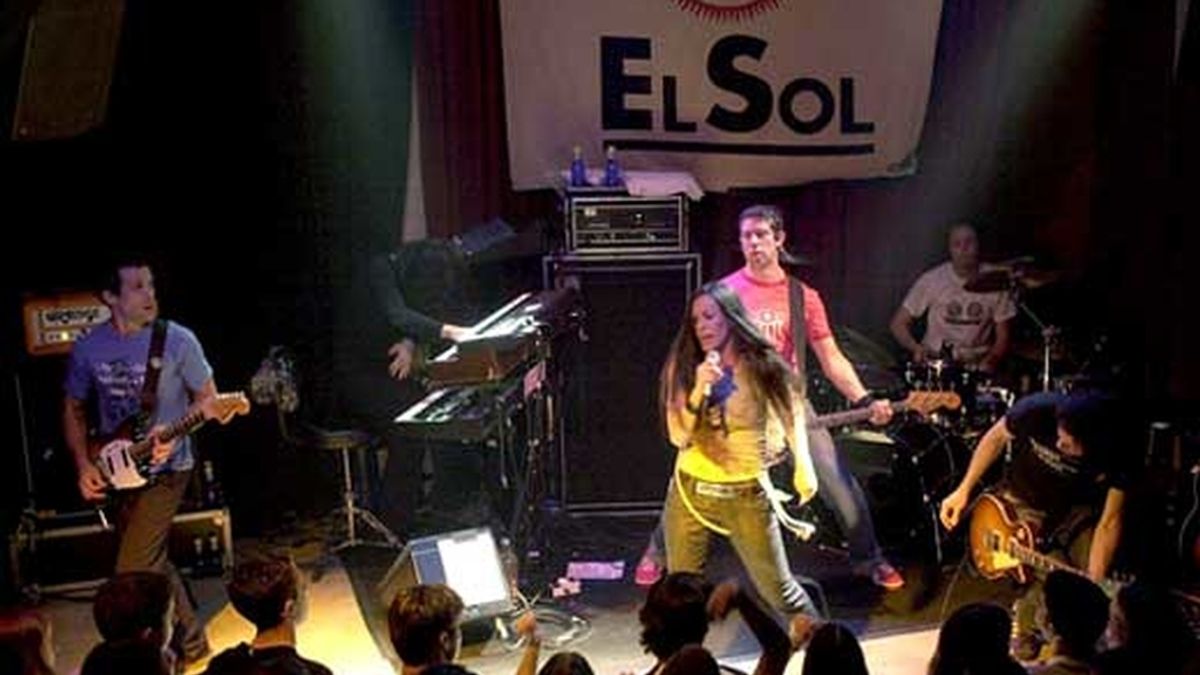 Alanis Morissette, durante su actuación en la mítica sala El Sol. Foto: EFE
