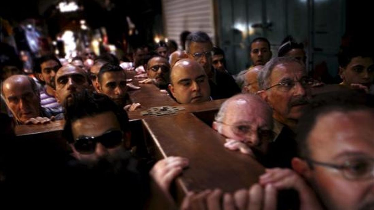 Un grupo de palestinos de fe cristiana cargan una cruz durante una procesión de Viernes Santo en la Vía Dolorosa de Jerusalén, Israel. EFE