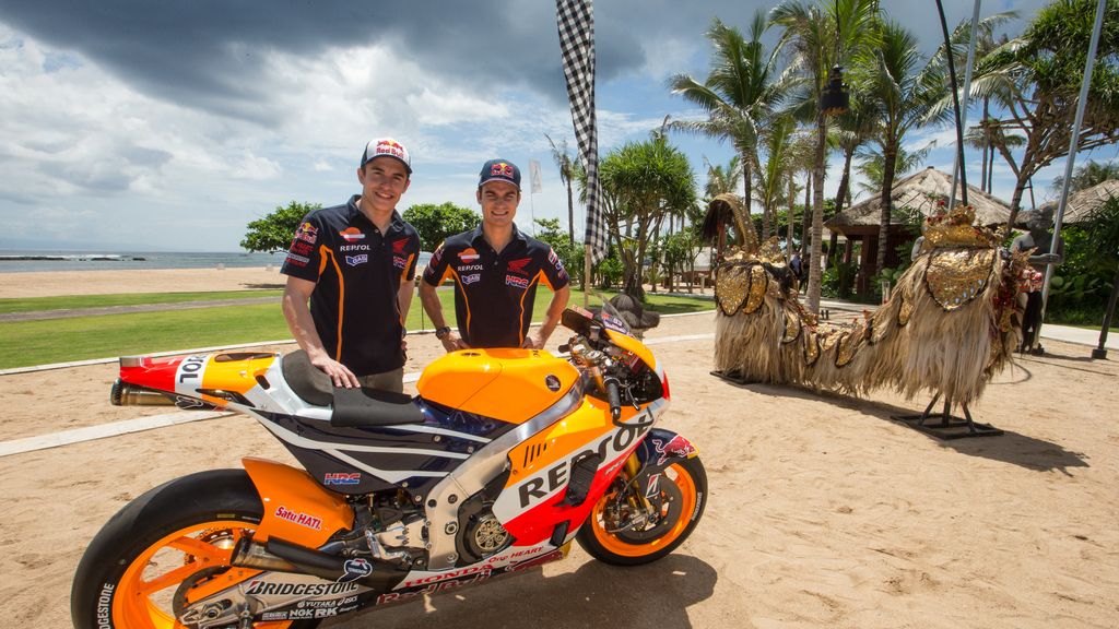 Márquez y Pedrosa presentan su nueva moto para 2015