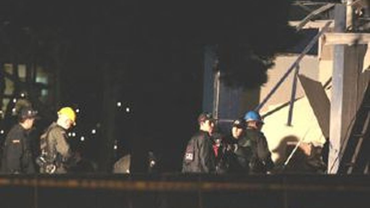 Miembros de la policía colombiana trabajan en el lugar en el cual explotó una bomba en Bogotá. Vídeo: ATLAS
