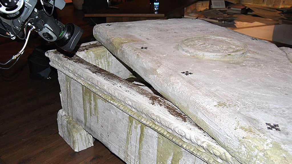 El plató de ‘Cuarto Milenio’: una biblioteca sin fin