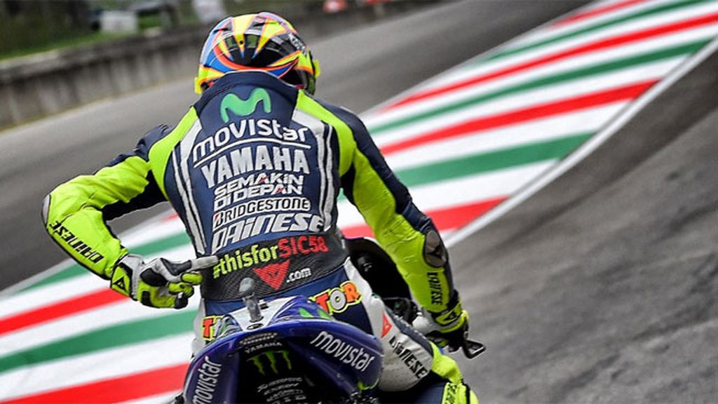 Valentino Rossi corre ante su gente en Mugello