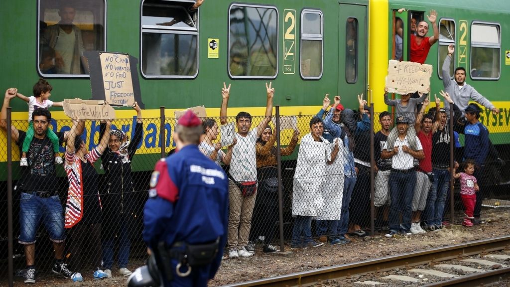 Cientos de refugiados resisten encerrados en un tren de Hungría