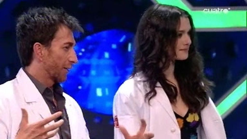 Flipy explica a Rachel Weisz y Amenabar, por qué la tierra está achatada