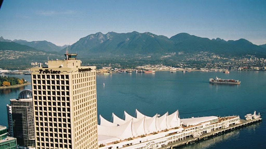 Las montañas al fondo