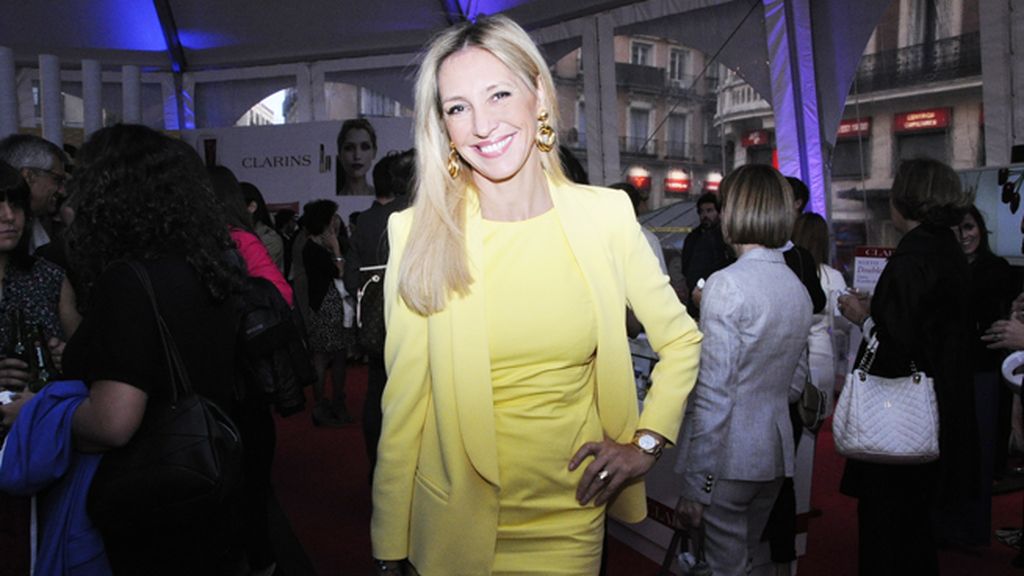 La presentadora Marta Robles acudió espléndida de Dolores Promesas