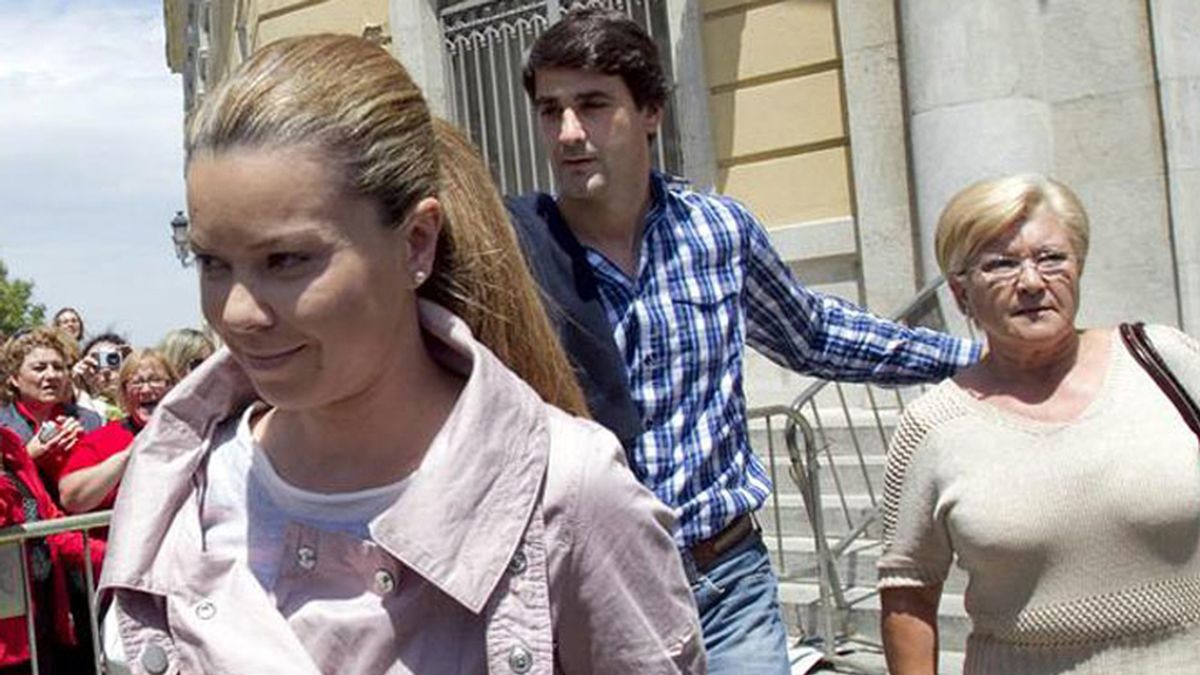 Jesulín de Ubrique, acompañando a su suegra, Remedios Torres y a su mujer, María José Campanario, una de las jornadas del juicio en la Audiencia Provincial de Cádiz.