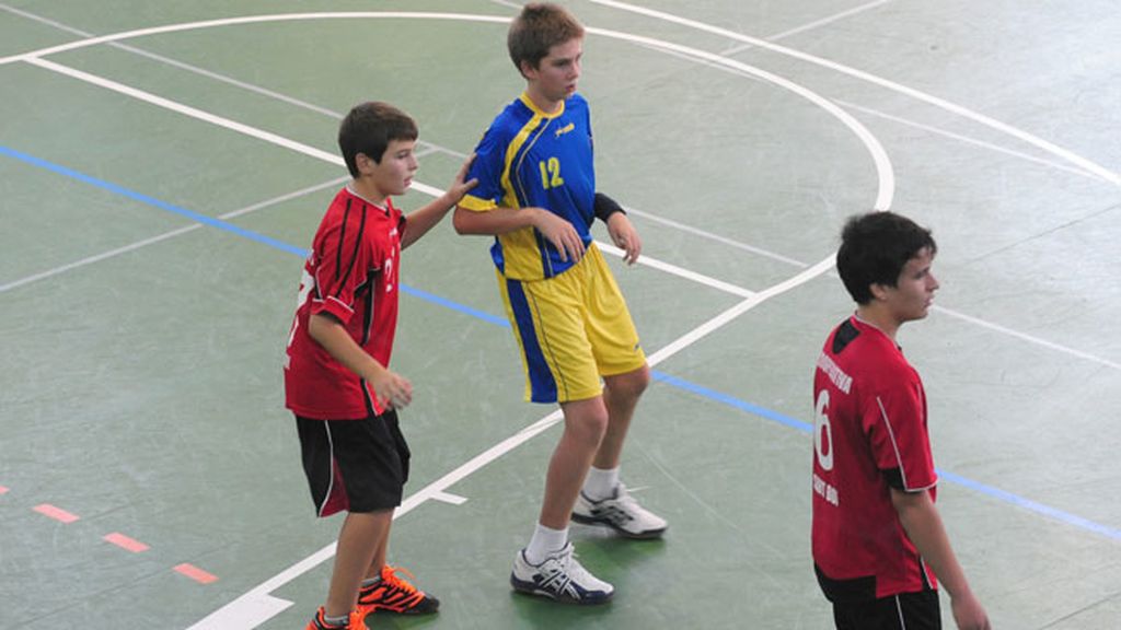 El joven juega en el equipo infantil Handbol Esplugues