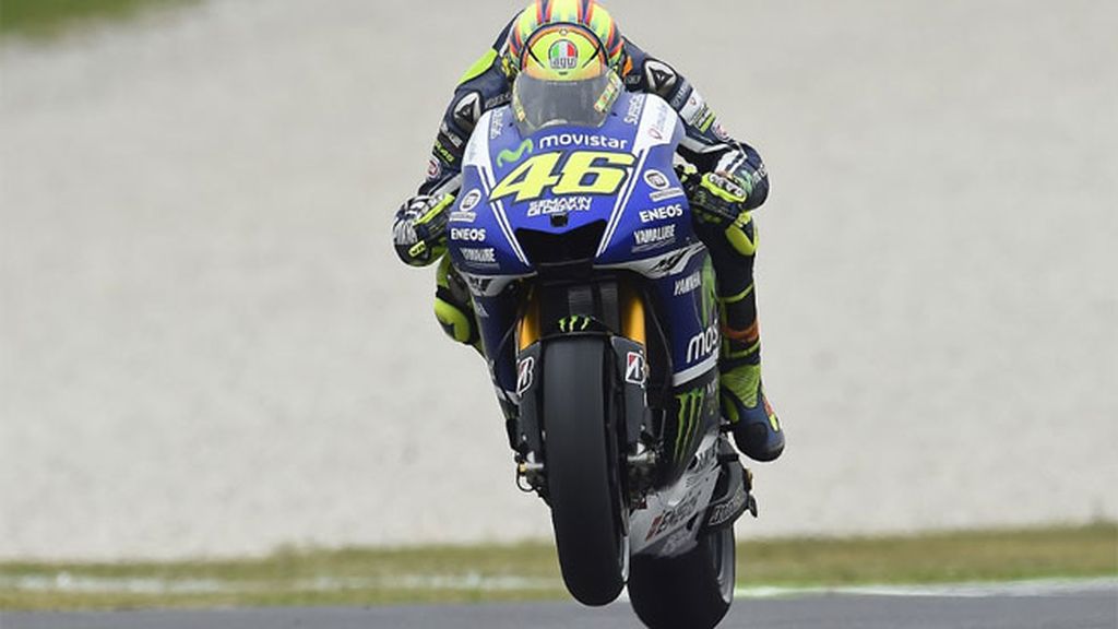 Valentino Rossi corre ante su gente en Mugello