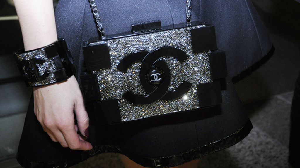 María Valverde completó su look con este maravilloso clutch de Chanel