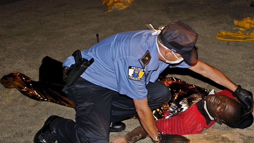 Cayuco en la playa del Duque, en Tenerife