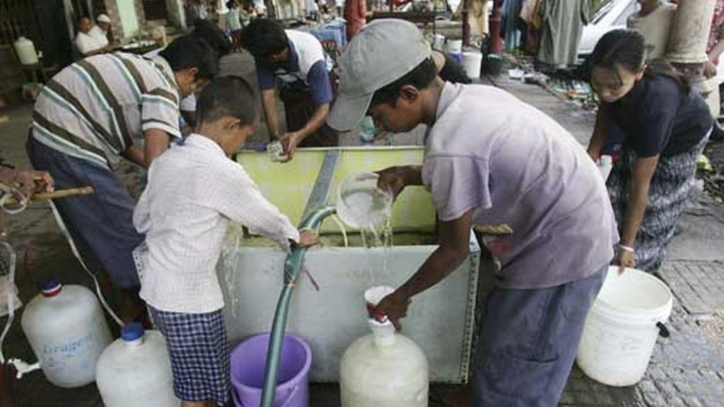 Los birmanos reciben agua potable