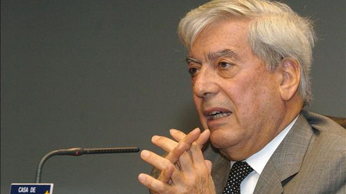 El escritor peruano Mario Vargas Llosa expresó que si bien siente compasión por Fujimori y que lamenta el dolor de su familia, también siente que "tiene que hacerse justicia". EFE/Archivo