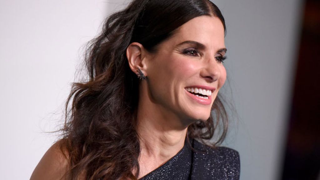 Sandra Bullock se dejó el pelo suelto y rizado