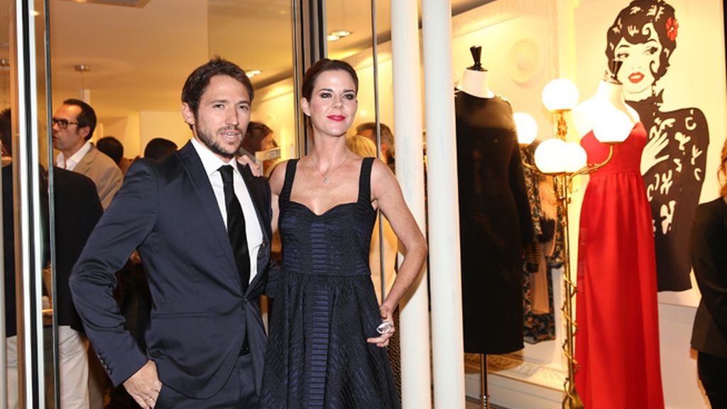 Amelia Bono y Manuel Martos posan en la puerta del comercio