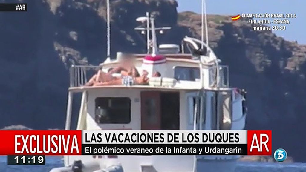 Las vacaciones de los Duques de Palma a bordo del barco de unos amigos en Menorca