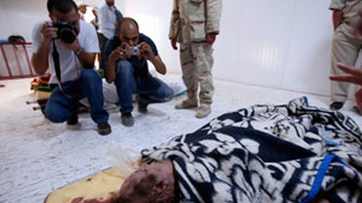 Ciudadanos libios hacen fotos al cadáver de Gadafi