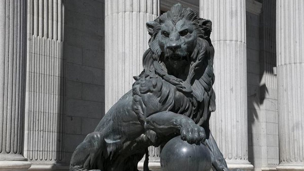 El Gobierno desaconseja añadir testículos a uno de los leones del Congreso