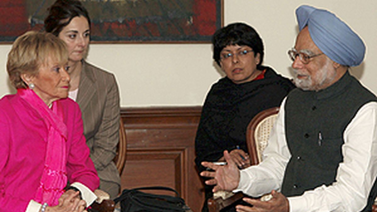 La vicepresidenta primera del Gobierno, María Teresa Fernández de la Vega, durante la reunión que mantuvo hoy con el primer ministro de la India, Manmohan Singh. Foto: EFE.