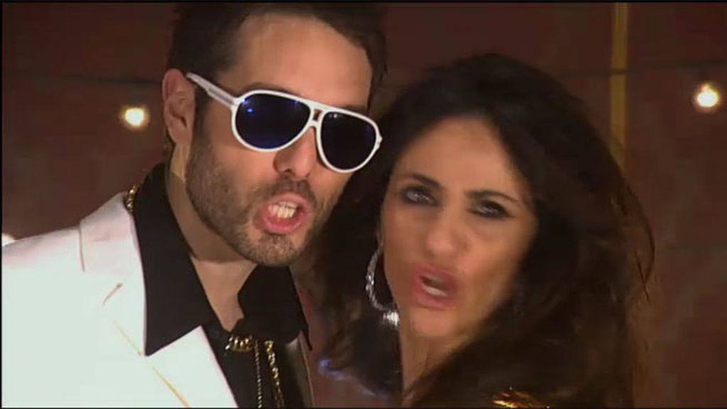 Oro, chicas despampanantes y mucho rito