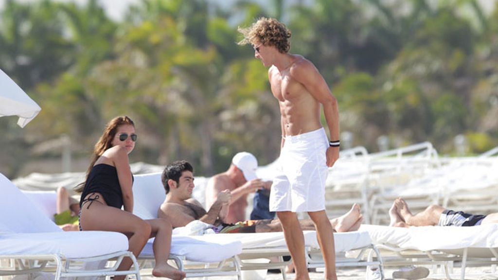 Forlán y Zaira apuran sus últimos días de soltería en playas de Miami