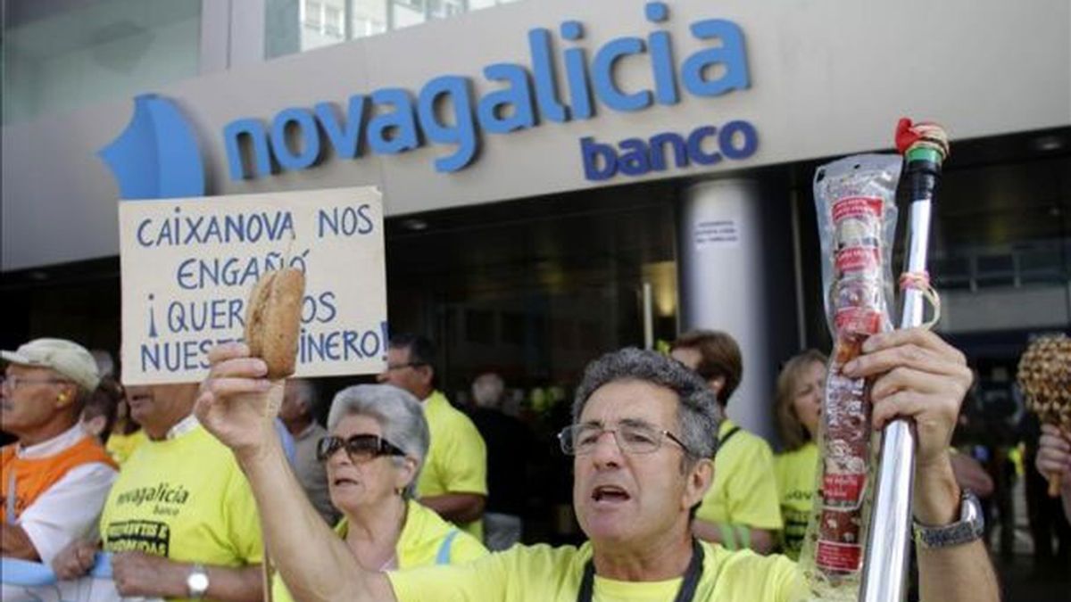 Afectados por las preferentes protestan ante una sucursal de NCG Banco