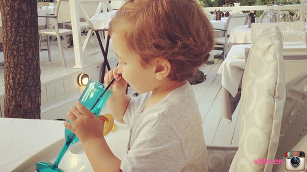 ¡Brindando con mamá por sus mil días!