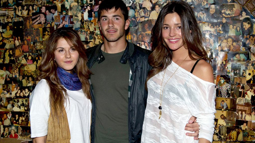 Malena Costa aplaude a rabiar en el debut musical de su hermana pequeña