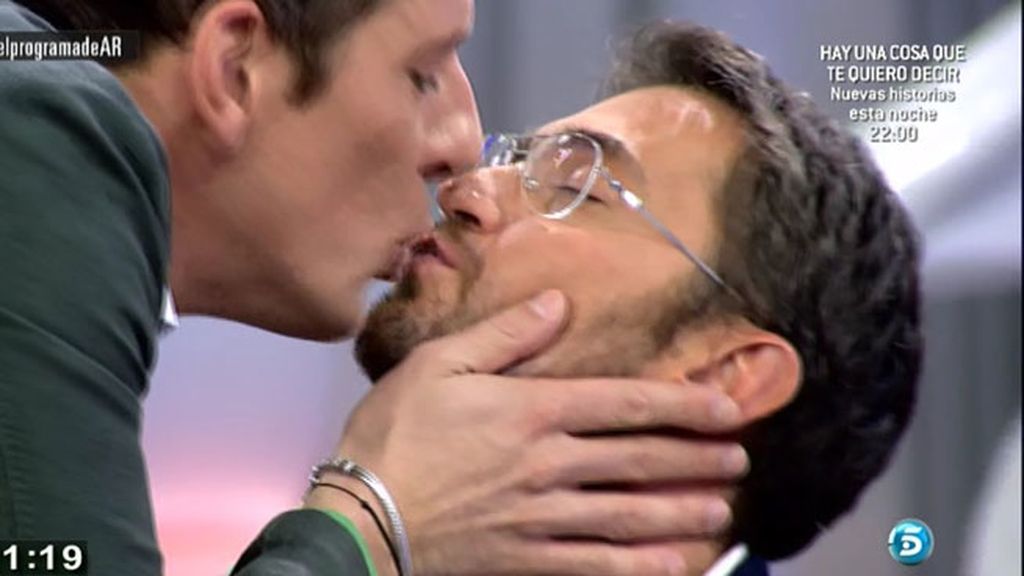 Los chicos de 'AR' han emulado el beso que, según Paloma García Pelayo, se dieron Amador y un banderillero