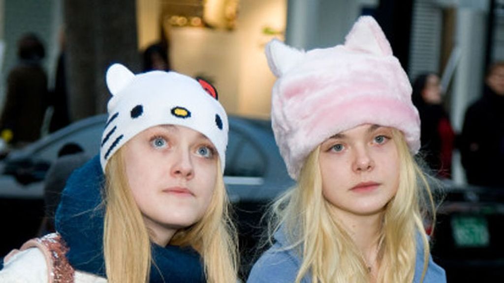 Dakota y Elle Fanning con gorros abrigados