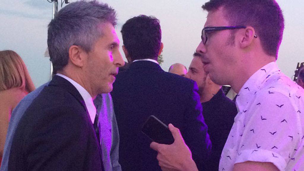 El juez Grande Marlaska acudió a la fiesta y contestó a las preguntas de los periodistas