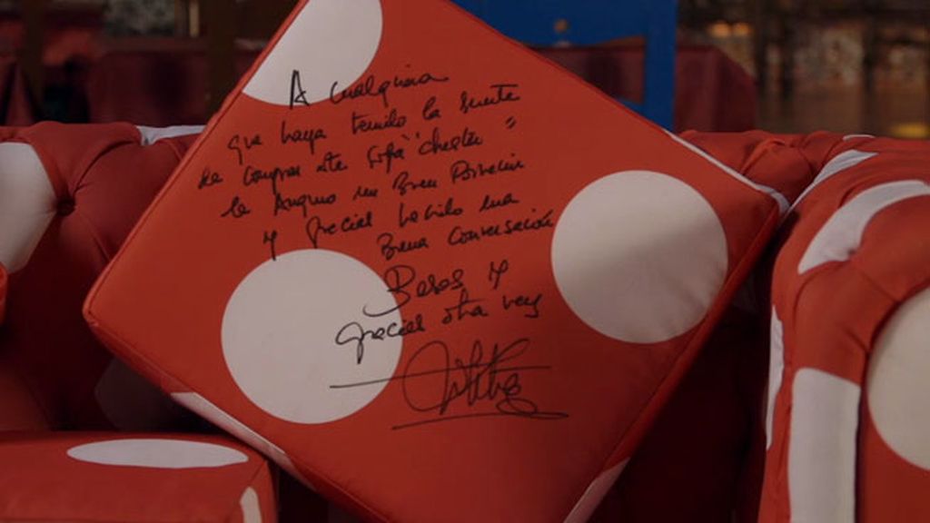 La artista se sienta en el chester