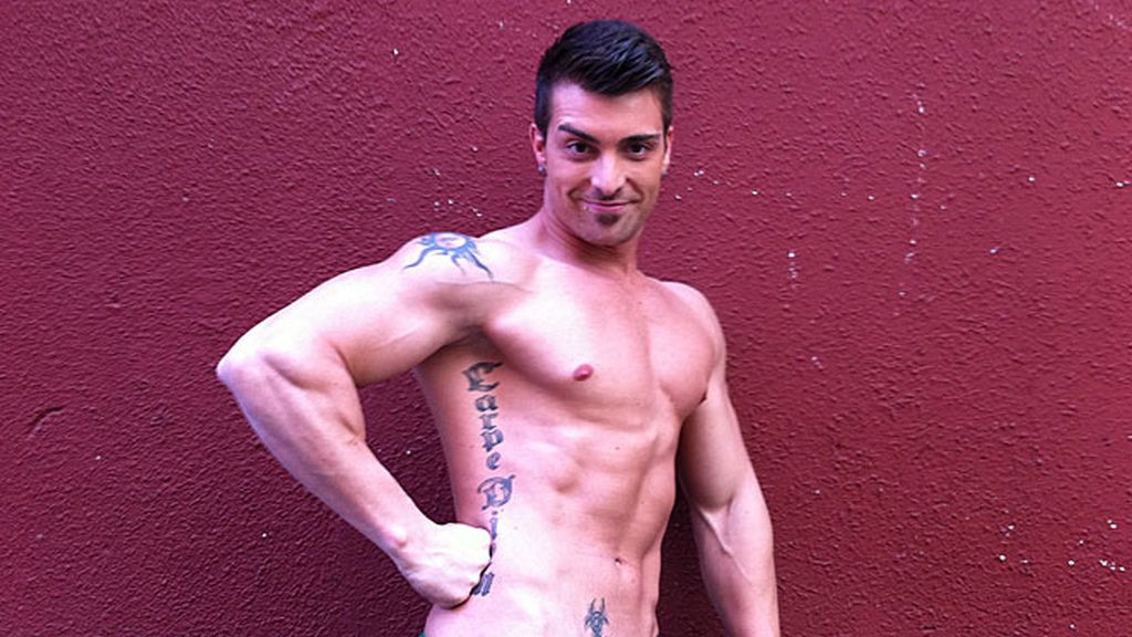 Músculos y tatuajes 'visten' su piel de arriba abajo