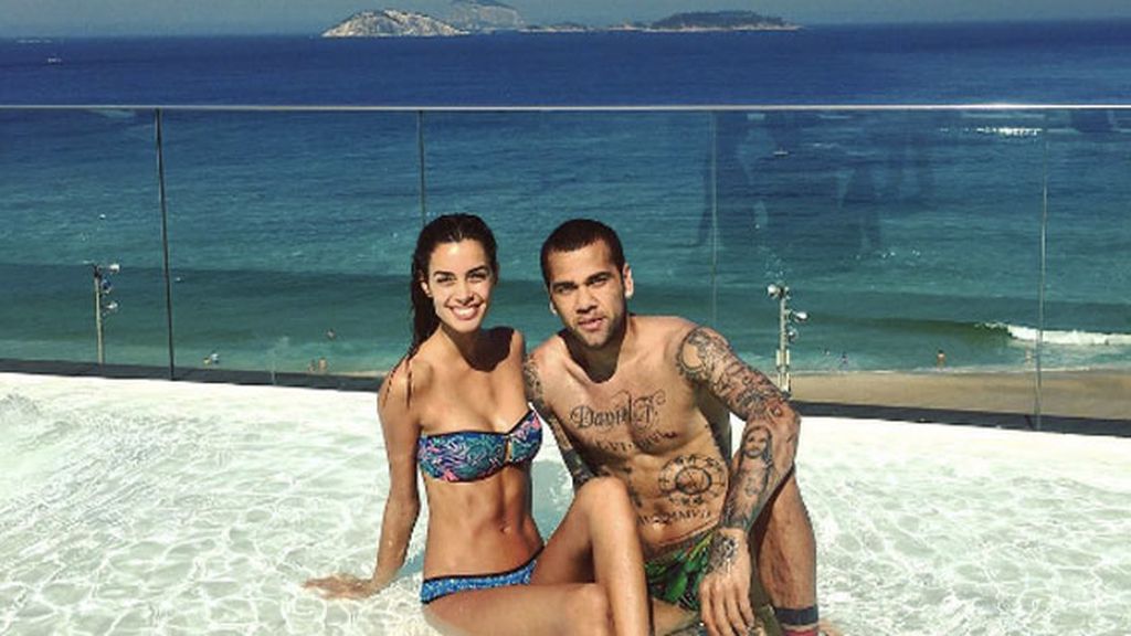Antes de vivir en Turín, Alves pasa unos días en casa con Joana Sanz